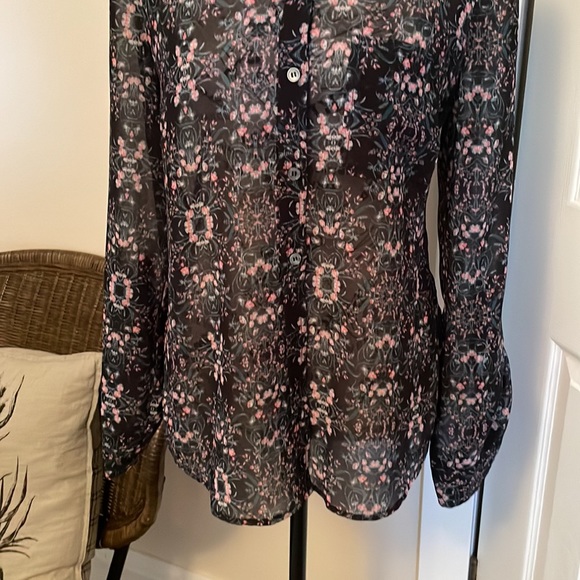 💕4/$25💕 Sheer buttoned blouse - Picture 6 of 6